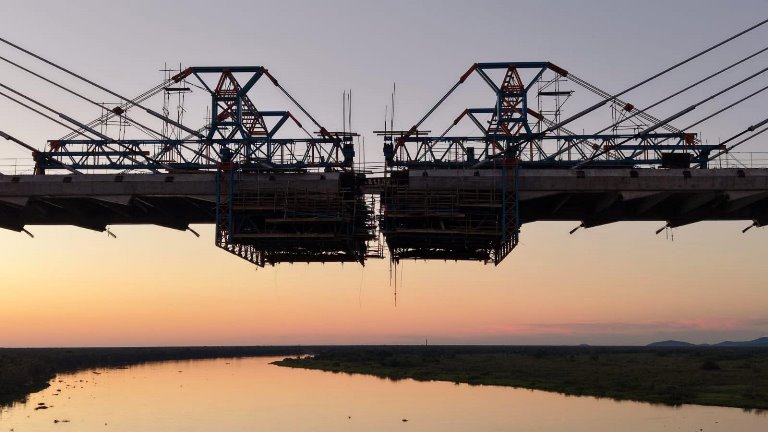 “Beijo das Aduelas” da Ponte Internacional Bioceânica sobre o Rio Paraguai